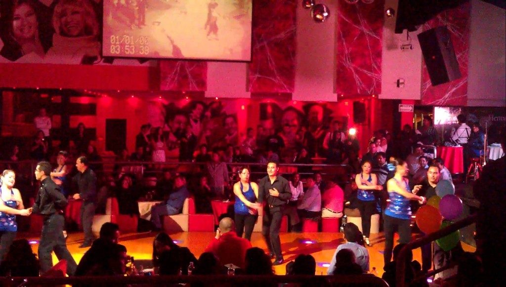 bailar salsa y bachata de noche en cancun