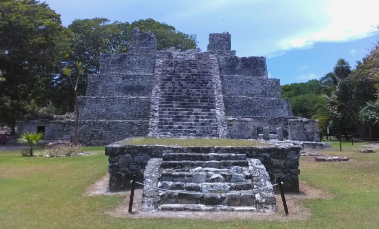 Piramide El Meco Zona Arqueologica Cancun