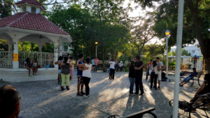salsa y bacjata en el parque bohemio