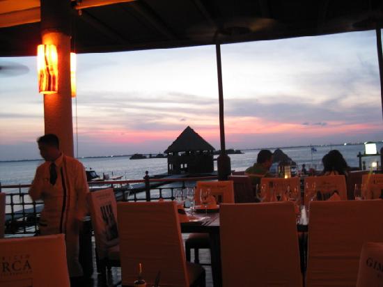 Cena para parejas en la playa puerto madero cancun