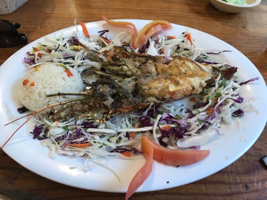 Va que va Cancún es un restaurante de maricos que vio la luz en el año 2005, eso significa que tiene más de 10 años de vida y es gracias a la calidad de su cocina, la presentación de los platillos y por supuesto los excelentes precios que pueden variar desde unos 250 a 400 pesos. Además casi todo los días tiene excelentes ofertas y promociones en alimentos y bebidas. ¿Quieres festejar una fecha especial? Este lugar es ideal para ti, pues permiten la entrada de mariachis.