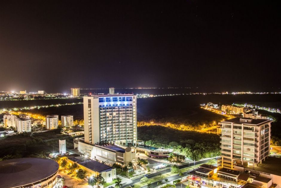 caminar de noche en la zona hotelera de cancun